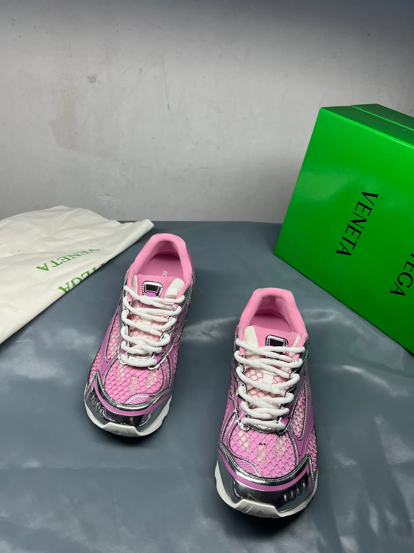 👟👟Ex-factory price 600👟👟 Men's size +10 Real photos 🔥🔥BV Orbit sneakers Wang Yibo's same style couple's dad shoes Runner sneakers, made of lightweight technical mesh fabric. Matched with geometric pattern designed rubber outsole, Wang Zha series high version. Look for the package technology. It is actually a lot taller, but the legs are still slim. Very nice, playable and durable. Matched to the standard💯 Package shoe technology. Look for the high version. The outsole is made of color-blocked TPU outsole. Women's model 35 36 37 38 39 40 41 42 (40 41 42 43 44 45 customized) (Customer logo can be accepted without refund or exchange at a favorable price) Equipped with original packaging